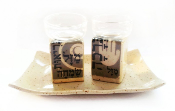 Castiçais de Shabat de Cerâmica e Vidro com Chamsa, Linhas e Texto em Hebraico